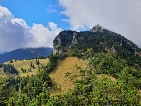 Achelköpfe and surrounding hills in the clouds on the way to Benediktenwand