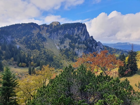 Scenic cliffs on the path below Achselköpfe