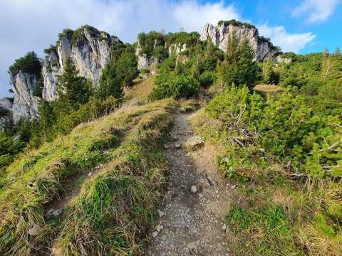 Several cliffs along the way to Achselköpfe