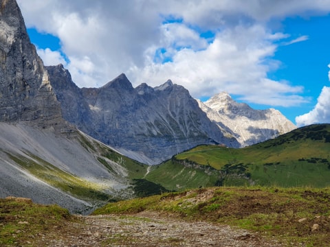 Falkenhütte hut with Kaltwasserkarspitze and Birkkarspitze in the background