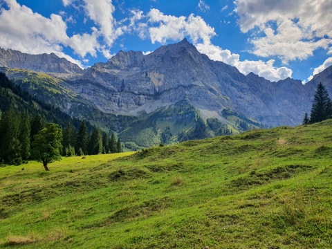 Spitzkarspitze, Eiskarlspitze and Plattenspitze on our way through Ahornboden valley