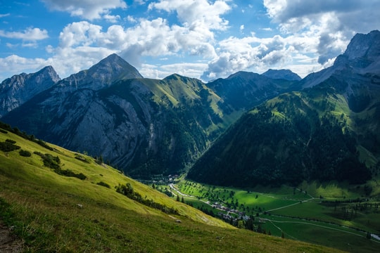 Eng in the Ahornboden valley surrounded by Sonnjoch and Lamsenspitze