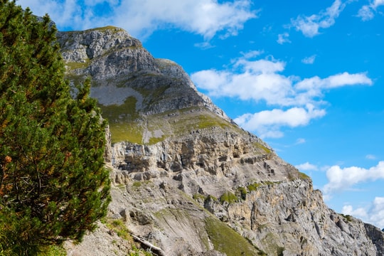 Small caves somewhere in the middle of Gamsjoch's east side