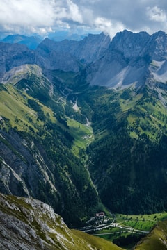 Trail path from Eng towards Lamsenspitze seen from the summit of Gamsjoch